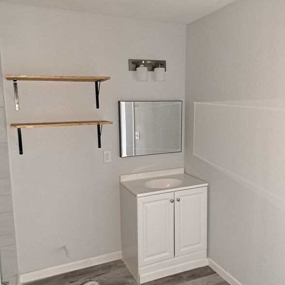 Building Photo - Room in House on Hicks Ave