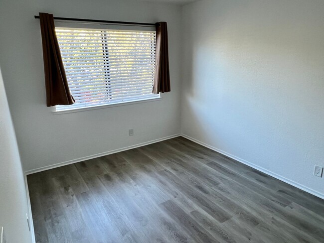 Building Photo - 2Br/1Ba Cute Condo Close to Downtown and H...