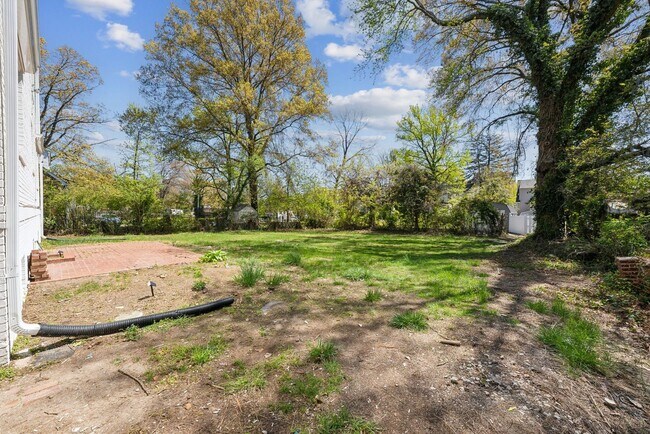 Building Photo - Spacious & Renovated Rental Home on Oversi...