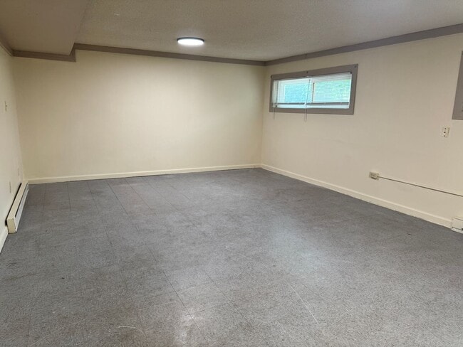Building Photo - Spacious 1 Bedroom Apartment - Will keep you cool this summer!