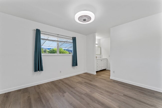 Building Photo - "Experience Luxurious Living: Spacious 4-B...
