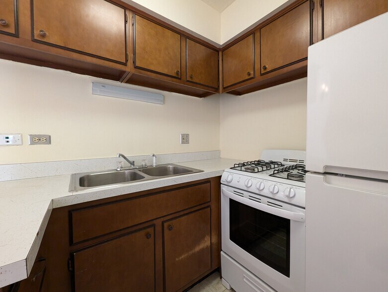 Building Photo - 665 W Wrightwood Ave
