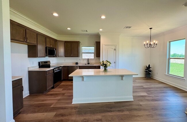 Building Photo - 4 Bed 2 Full baths