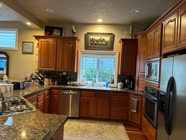 Building Photo - Stunning home on the OGA course