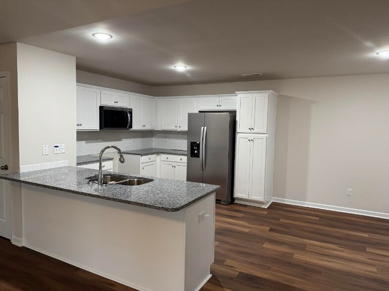 Building Photo - 103 Red Maple Pl