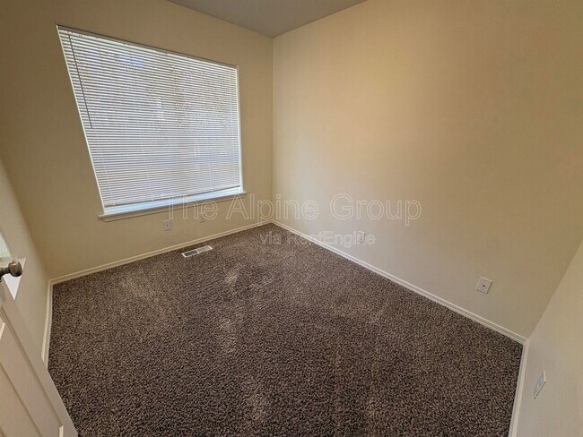 Building Photo - 1430 NE Glen Ellen Dr