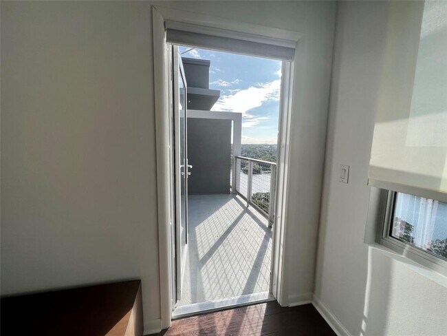 Building Photo - 54 Rainey St