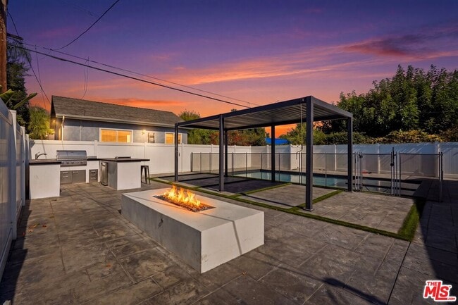 Building Photo - 5735 Saloma Ave
