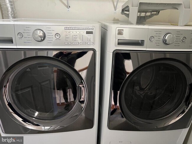 Building Photo - 5925 Kirkcaldy Ln