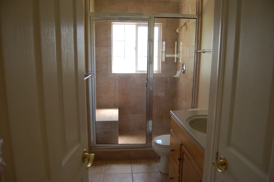 Dwnstrs Bath - 454 E 800 N