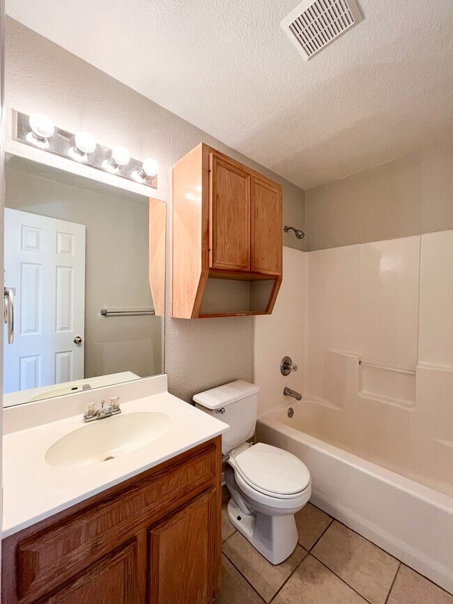 Building Photo - 3207 Raven Dr