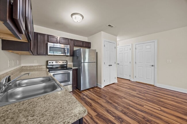 Building Photo - RENT THIS TWO BEDROOM UNIT FOR REDUCED RENTAL RATE!