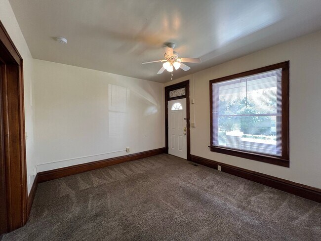 Building Photo - 284-286 E. 14th Ave.