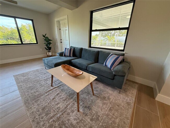 Building Photo - 808 25th Ave W