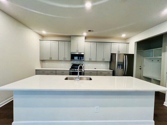 Building Photo - 3011 Lisburn St