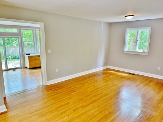 Building Photo - Beautifully updated single family home in ...