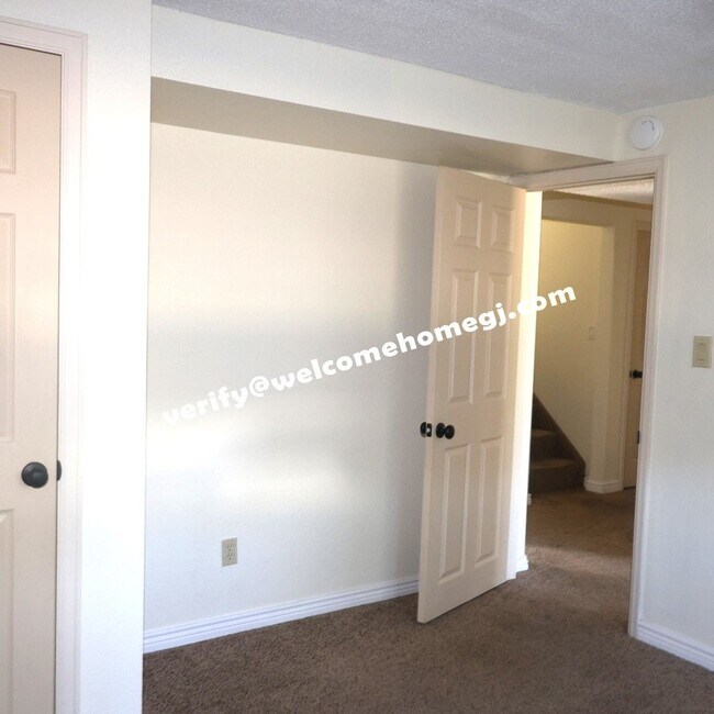 Building Photo - 2844 Lexington Ln