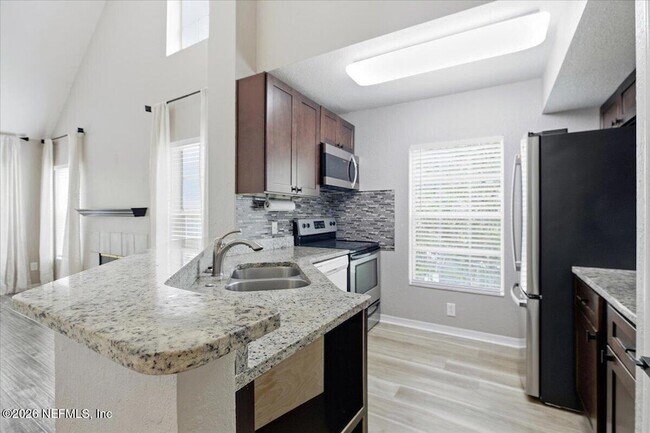 Building Photo - 13700 Richmond Park Dr N