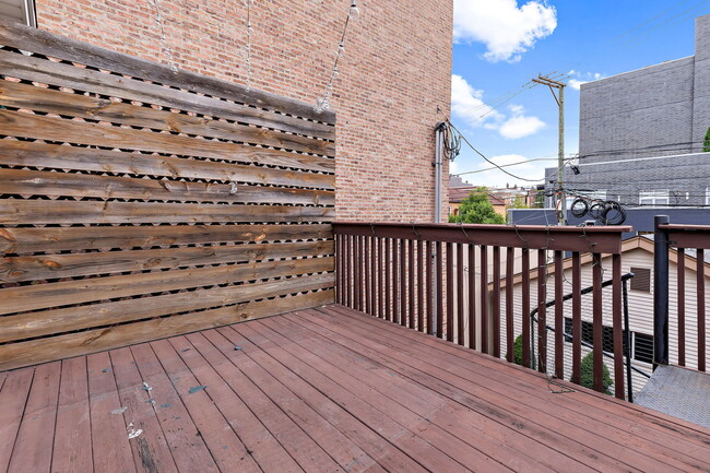 Building Photo - 837 N Marshfield Ave