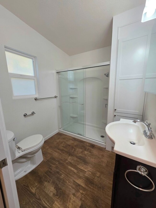 Building Photo - Charming 2 Bedroom on Acreage