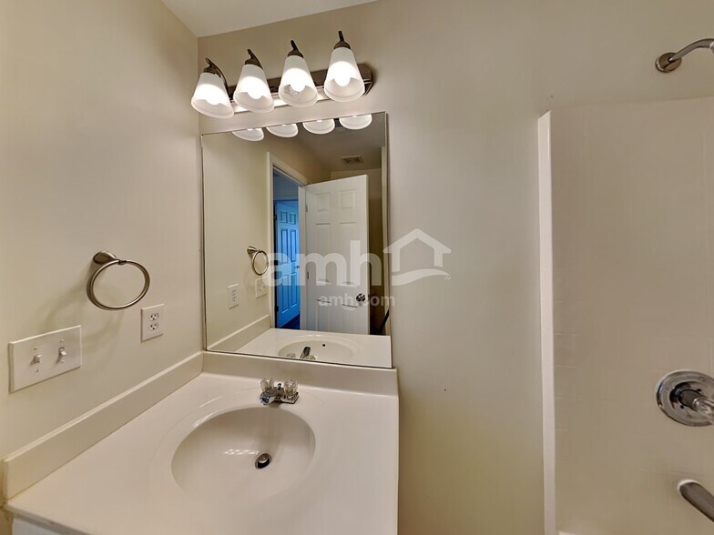 Building Photo - 811 Buffington Way