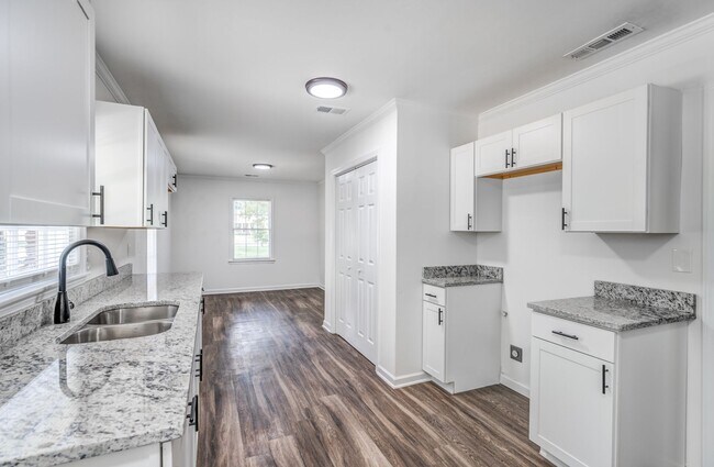 Building Photo - 4036 N Lake Forest Dr
