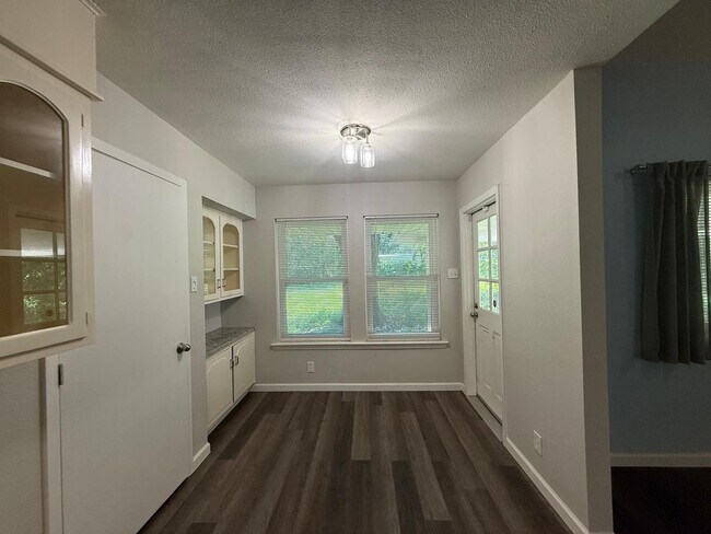 Building Photo - 10606 Millspring