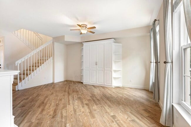 Building Photo - 180 Freeport Dr