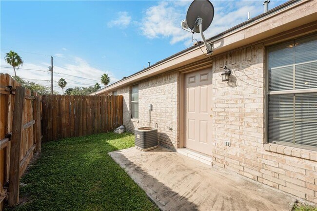 Building Photo - 18 Delma St