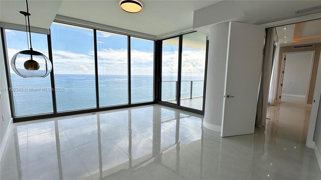 Building Photo - 15701 Collins Ave