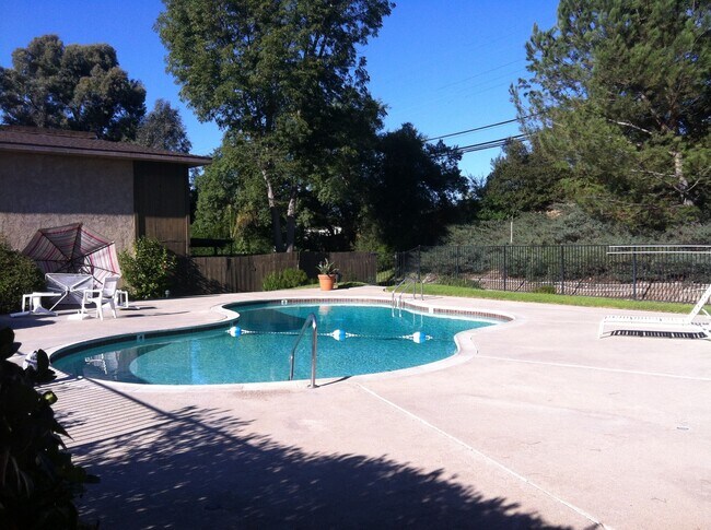 Building Photo - Excellent 2 bedroom 2 bathroom single story condo with private backyard.