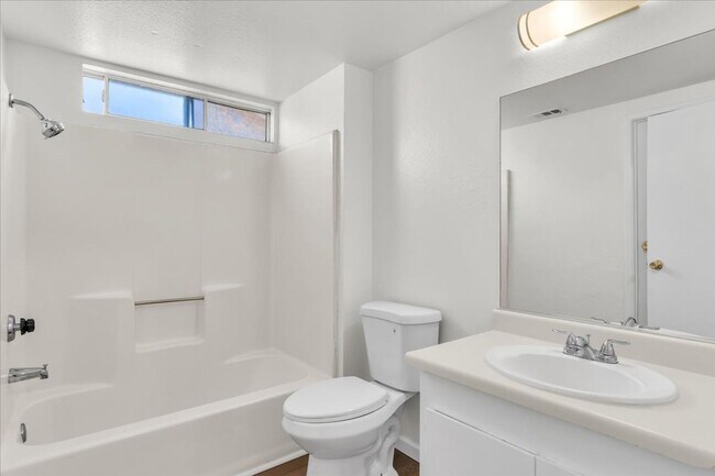 Building Photo - Spacious 2-Bedroom Townhome in Hesperia, CA!
