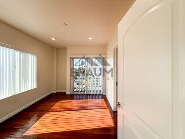 Building Photo - 332 S Virgil Ave