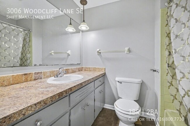 Building Photo - 3006 Woodcliff Ln SE