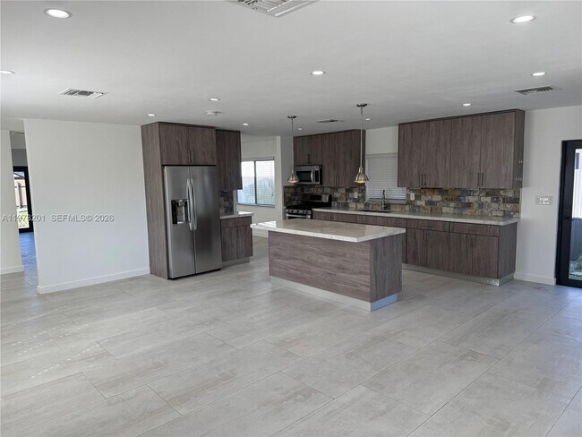 Building Photo - 2832 SW 124th Ct