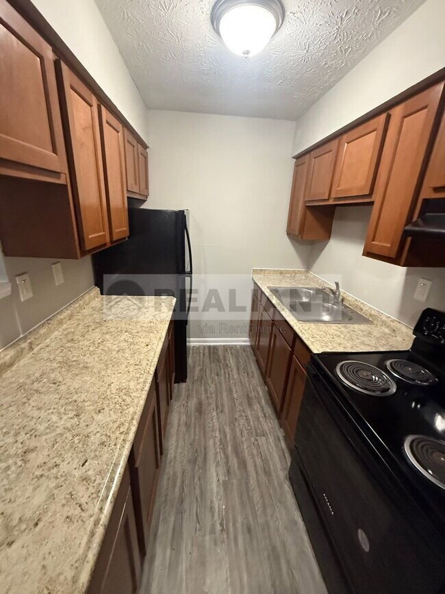 Building Photo - 2021 Cambridge Dr