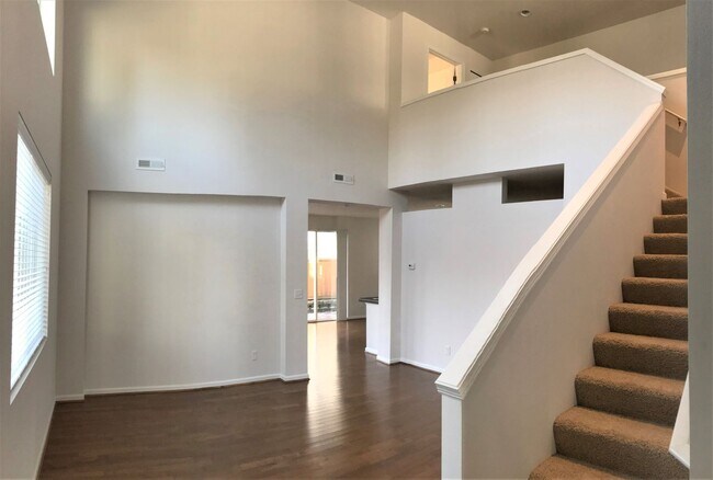 Building Photo - Stunning 2-Story Home Near Silver Lake