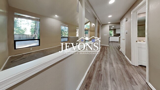 Building Photo - Charming 3-bedroom single-family home with...