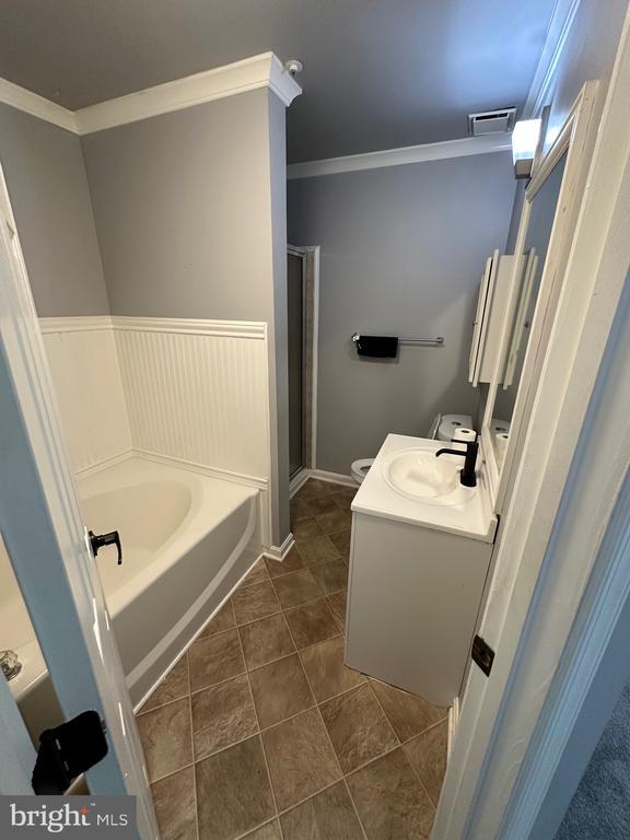 Building Photo - 9708 Lake Point Ct