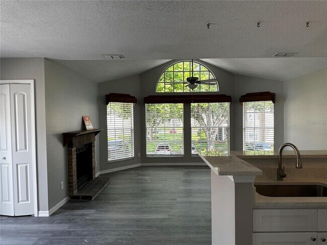 Building Photo - 652 Roaring Dr