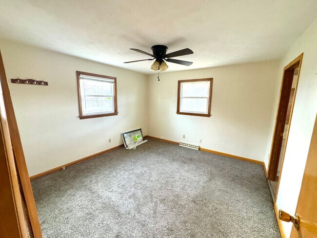 Building Photo - 3 Bedroom / 2 Bath House located on Stodda...
