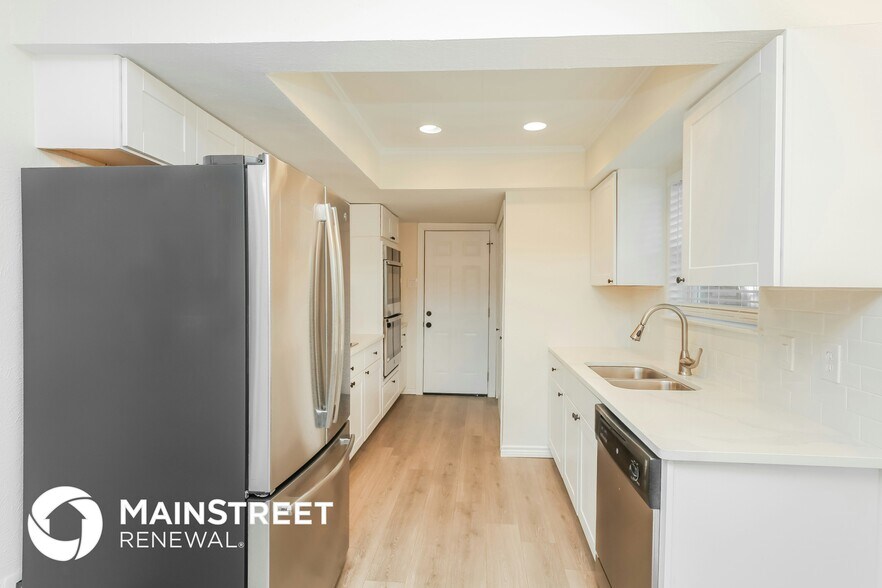 Building Photo - 15525 Earlport Cir