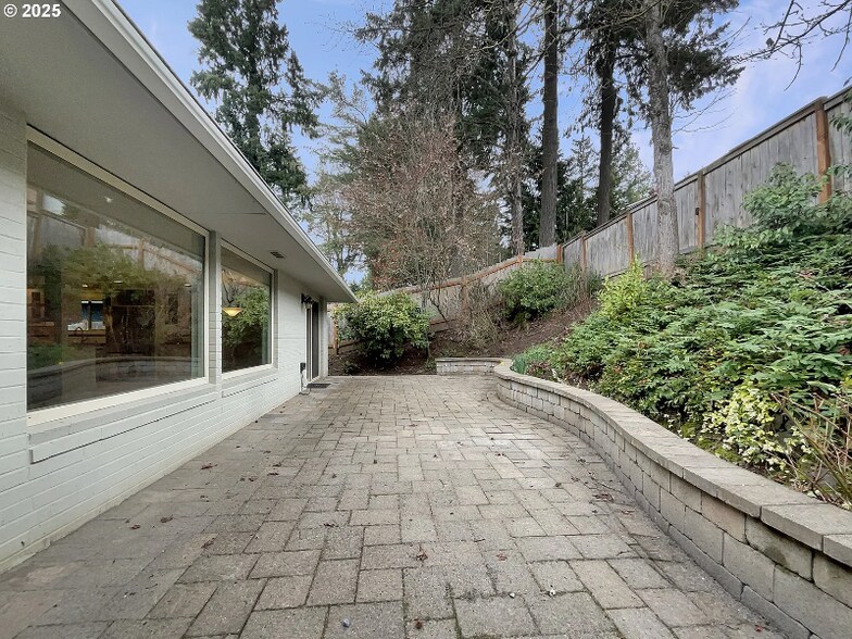 Building Photo - 1690 SW Woodland Terrace