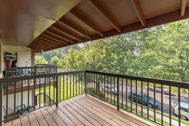 Building Photo - Updated Condo in the Heart of Vienna!