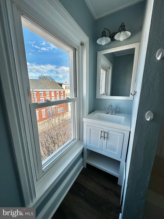 Building Photo - 214 Gay St