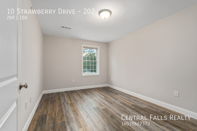 Building Photo - 10 Strawberry Dr