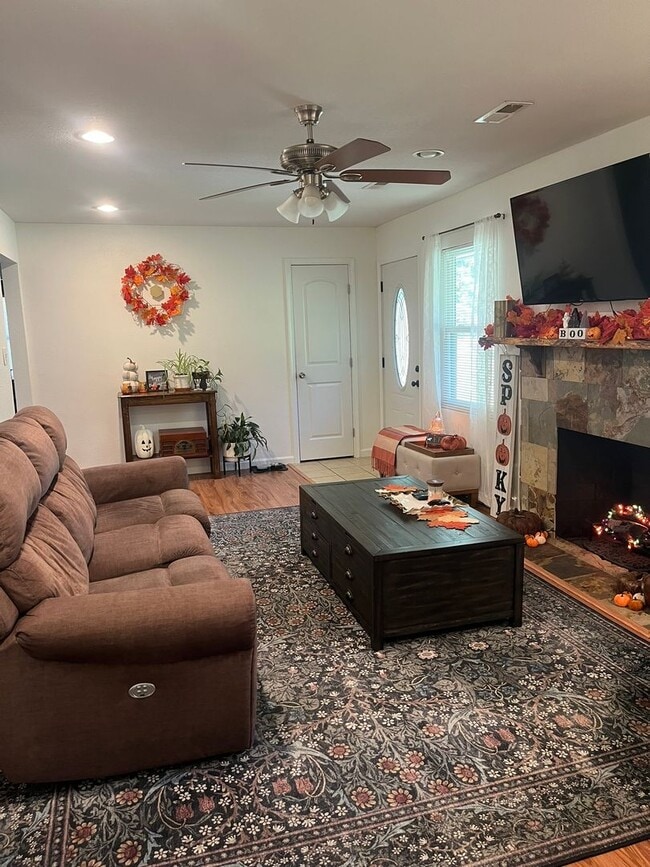 Building Photo - Gorgeous private home in Altavista!