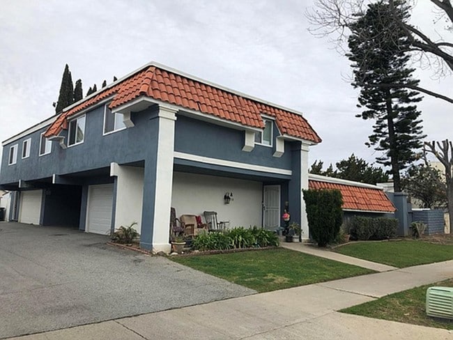 Building Photo - 830 N Adele St