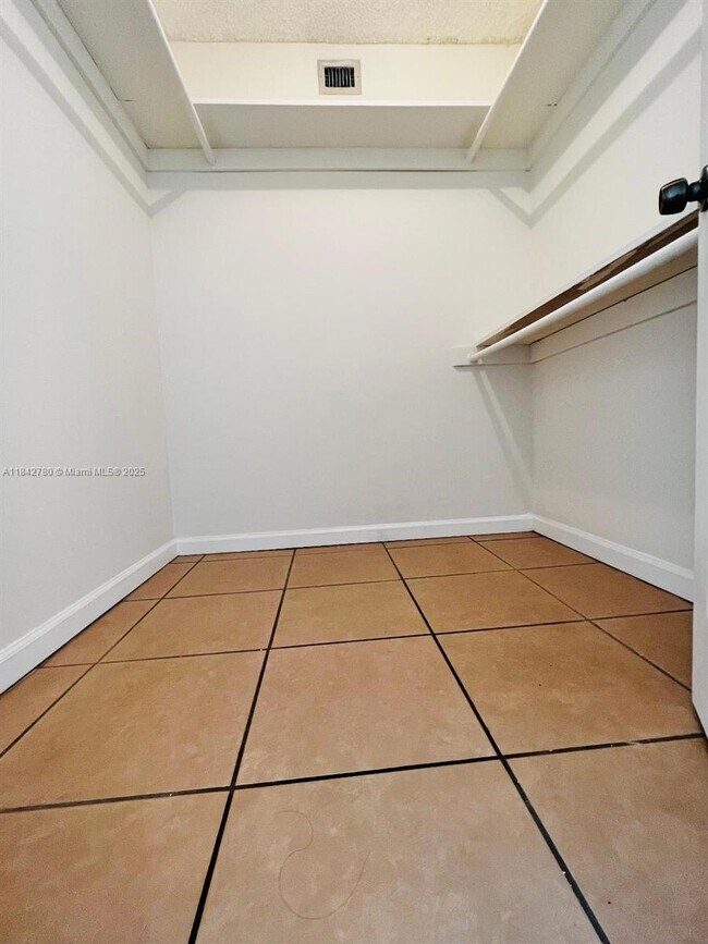 Building Photo - 401 Golden Isles Dr