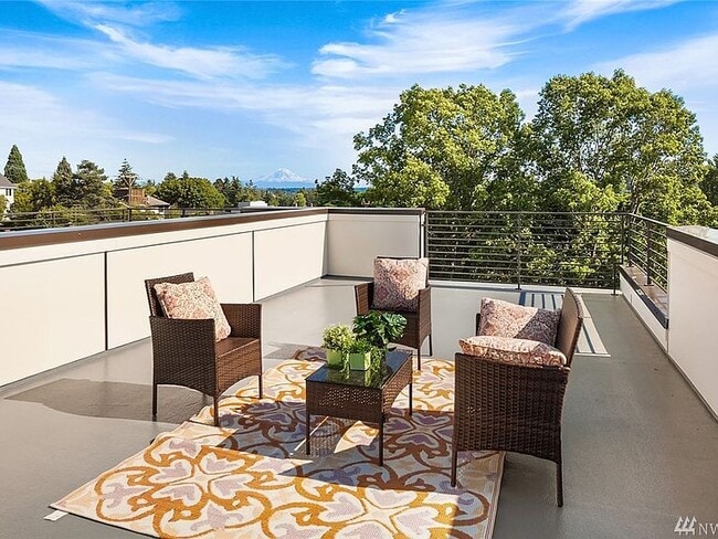 Building Photo - 1631 S King St